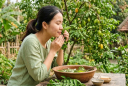 Cách dùng lá khế hỗ trợ làm dịu rôm sảy, mụn nhọt và giúp da sáng khỏe hơn