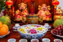 Vì sao ban thờ Thần Tài thường có một bát nước thả hoa?