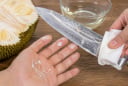 Nhựa mít dính dao, dính tay đừng rửa ngay: Làm cách này vài phút là sạch