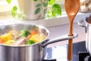 Chiếc lỗ trên tay cầm nồi chảo thực sự được thiết kế để làm gì? Hóa ra không chỉ để treo lên