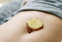 Trước khi ngủ, đắp một lát gừng lên rốn: Cơ thể nhận được 4 lợi ích đặc biệt