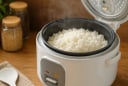 Nấu cơm điện: Khi nút Cook chuyển sang Warm, bao lâu nên mở nồi?