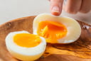 Tại sao nên cho chút giấm vào nồi luộc trứng?