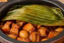 Vì sao nhiều người phủ lá chuối lên mặt nồi thịt kho tàu?