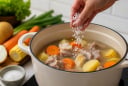 Tại sao không nên nêm muối vào ngay từ đầu khi nấu ăn?