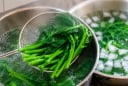 Luộc rau thế nào để rau xanh lâu mà không bị nhũn?