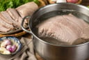 Luộc thịt nên cho vào từ nước lạnh hay nước sôi? Làm sai bước này nên thịt hay khô