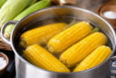 Luộc ngô ngọt (ngô vàng) đừng chỉ cho đường, thêm thứ này ngô thơm hơn, đậm vị