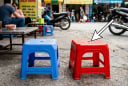 Tại sao ghế nhựa nào cũng có một lỗ tròn ở giữa?
