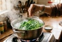 Vì sao luộc rau cho thêm 1, 2 hạt muối vào nồi?