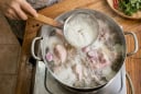 Khi nào nên vớt bọt trong nồi luộc thịt, khi nào không cần?