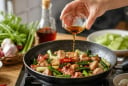 Vì sao không nên nêm mắm vào món ăn từ đầu?