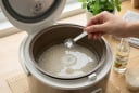Tại sao nên cho một thìa giấm vào nồi cơm trước khi nấu?