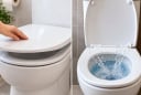 Dùng xong nên đóng hay mở nắp bồn cầu? Nhiều người đang làm ngược cách vệ sinh đúng