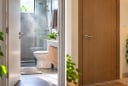 Nhà vệ sinh nên đóng hay mở cửa khi không dùng? Nhiều gia đình đang làm ngược