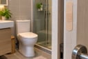  Vì sao nhiều gia đình dán miếng urgo ở cửa nhà vệ sinh?