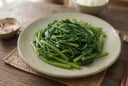 Luộc rau muống chỉ bỏ nước lạnh thôi là dại: Thả thêm thứ này vào rau xanh mướt giòn sần sật