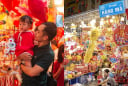 Hàng Mã rực rỡ trước Trung thu: Đèn ông sao, đầu lân phủ kín phố, người lớn cũng mê mẩn