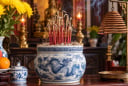 Vì sao phong thủy kiêng cắm chân hương vòng vào bát hương tại nhà?