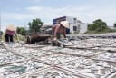 Những nghề mưu sinh vất vả dưới cái nắng như đổ lửa ở miền Trung