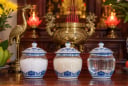 Khi nào nên thay hũ gạo, muối, nước trên ban thờ?
