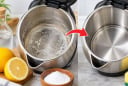 Mẹo làm sạch cặn bám đáy ấm siêu tốc: 5 cách đơn giản, không cần chà mạnh