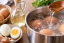 Vì sao nhiều người cho giấm vào nước luộc trứng?