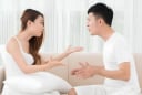Kiểm tra tin nhắn, tiền bạc cũng là bạo lực tinh thần trong gia đình