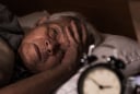 Mất ngủ kéo dài ở người cao tuổi: Đừng xem nhẹ những đêm trằn trọc