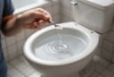Vì sao nên đặt nắm muối vào bồn cầu?