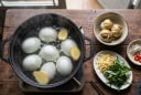 Vì sao luộc trứng vịt lộn nên thêm vài lát gừng?