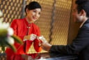 Tại sao lễ tân không nói to số phòng của khách?