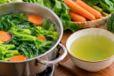 Uống nước luộc rau có tốt không? 5 điều cần biết trước khi tận dụng phần nước tưởng như bỏ đi
