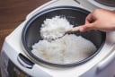 Vì sao bạn không nên mở nắp nồi cơm điện để xới cho đến khi chín hẳn?