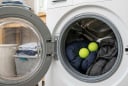 Vì sao nên bỏ 2 quả bóng tennis vào máy giặt?