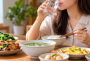 Có nên uống nước trong khi ăn cơm? 4 điều cần biết