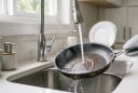 3 sai lầm khiến chảo chống dính nhanh hỏng, vừa mua đã bong tróc, cong vênh