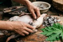Cách làm sạch lông măng vịt cực nhanh, khử luôn cả mùi hôi