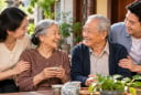 Cha mẹ già tuyệt đối không nên giao hết cho con cái 5 việc này