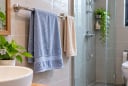 Dùng khăn mặt xong có nên treo trong nhà tắm? Những điều rất cần chú ý