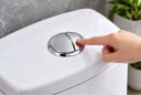 Vì sao bồn cầu có 2 nút xả? Nhiều người dùng mỗi ngày nhưng chưa biết cách dùng đúng