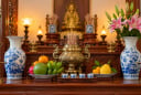 Vì sao không nên để bình hoa trống trên ban thờ?