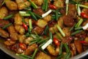 3 lý do nên thêm hành vào món thịt rang cháy cạnh