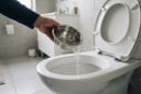 Đỏ 1 chén giấm trắng vào bồn cầu: Mẹo hay ai biết rồi cũng muốn làm theo