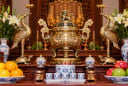 Đỉnh đồng và đôi hạc đặt trên bàn thờ thế nào cho đúng? Có phải gia đình con trưởng mới dùng đồ thờ này?
