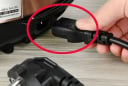 Tại sao dây nguồn của nồi cơm điện có thể rút ra rút vào, các thiết bị khác thì không?