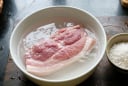 Vì sao nên ngâm thịt trong nước muối trước khi nấu?