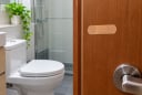 Vì sao nhiều nhà dán miếng Urgo trên cánh cửa nhà vệ sinh? Điều bí mật gì ở đó?