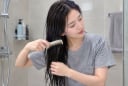 Có nên chải tóc khi đang gội đầu?