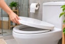 Khi nào nên đóng nắp bồn cầu? Nhiều người làm ngược mà không biết